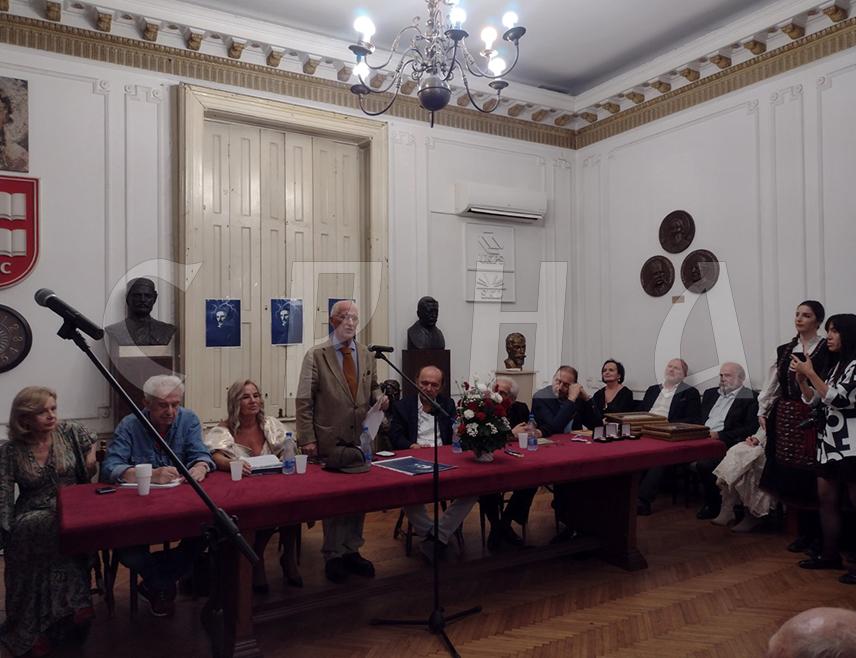 БЕОГРАД, 9. ЈУЛА /СРНА/ - Академик Матија Бећковић рекао је да би сахрана посмртних остатака Николе Тесле и Михајла Пупина у Храму Светог Саве у Београду било велико охрабрење српском народу.