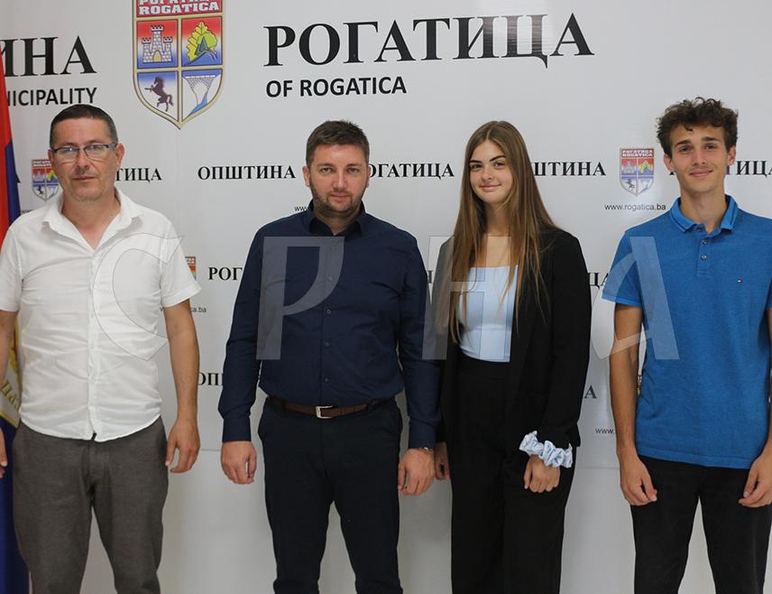РОГАТИЦА, 10. ЈУЛА /СРНА/ - Начелник Рогатице Нинослав Прелић организовао је данас пријем за најуспјешније атлетичаре из ове општине који су на 60. Међуопштинским омладинским спортским играма /МОСИ/ у Вишеграду освојили шест медаља.