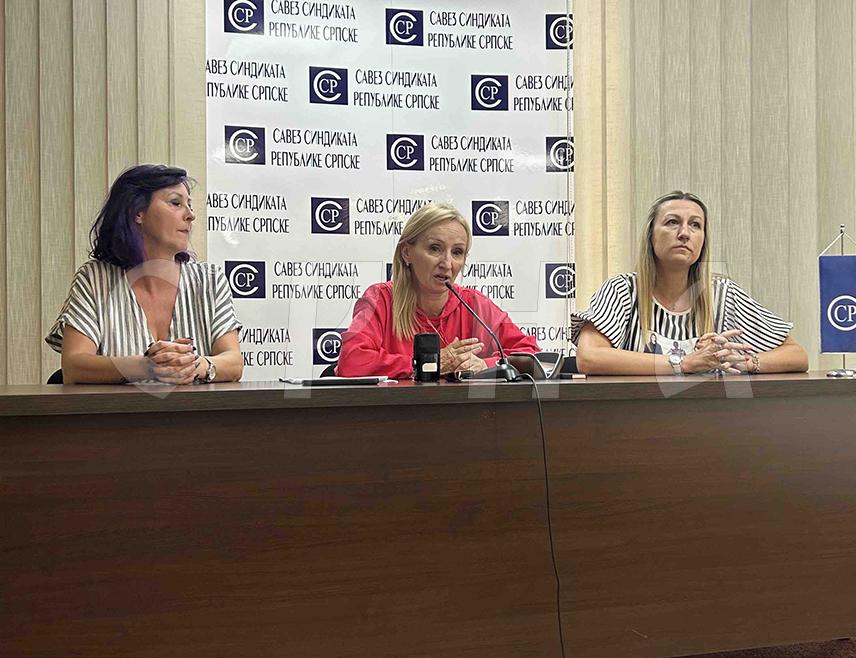 БАЊАЛУКА, 11. ЈУЛА /СРНА/ - Штрајк радника Центра за предшколско васпитање и образовање у Бањалуци прекида се због колективног годишњег одмора који ће трајати до 28. јула, рекла је данас предсједник репрезентативне Синдикалне организације Центра Слађана Мишић.