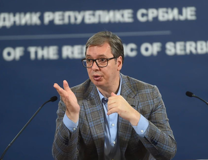 БЕОГРАД, 12. ЈУЛА /СРНА/ - Предсједник Србије Александар Вучић рекао је да бошњачки члан Предсједништва БиХ Денис Бећировић измишља и обмањује своје грађане лажним пријетњама из Србије.