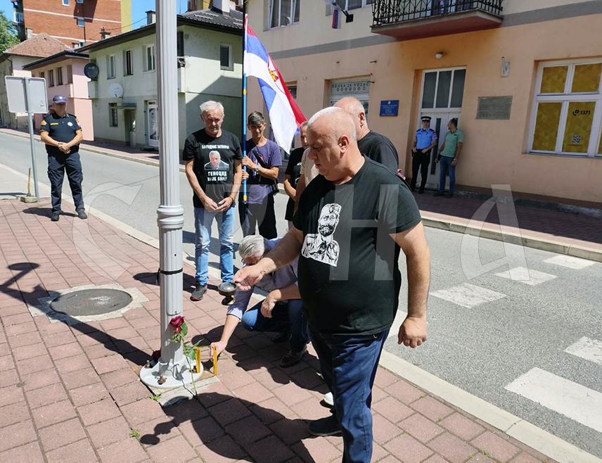 СРЕБРЕНИЦА, 13. ЈУЛА /СРНА/ - Делегација Удружења "Источна алтернатива" Републике Српске одала је данас почаст Србима убијеним у сребреничким логорима у којима је у протеклом рату мучено више од 130 српских цивила и заробљених војника од којих су ријетки преживјели, а 70 њих се још води као нестало.