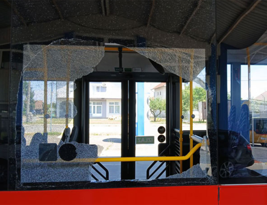 BRČKO, JULY 13 /SRNA/ - The bus transporting children members of the Serbian Cultural and Art Society from Krpšić near Brčko, was stoned in the Srebrenik area, which is why the Brčko SNSD committee requests that the perpetrators of this act of vandalism be found urgently.