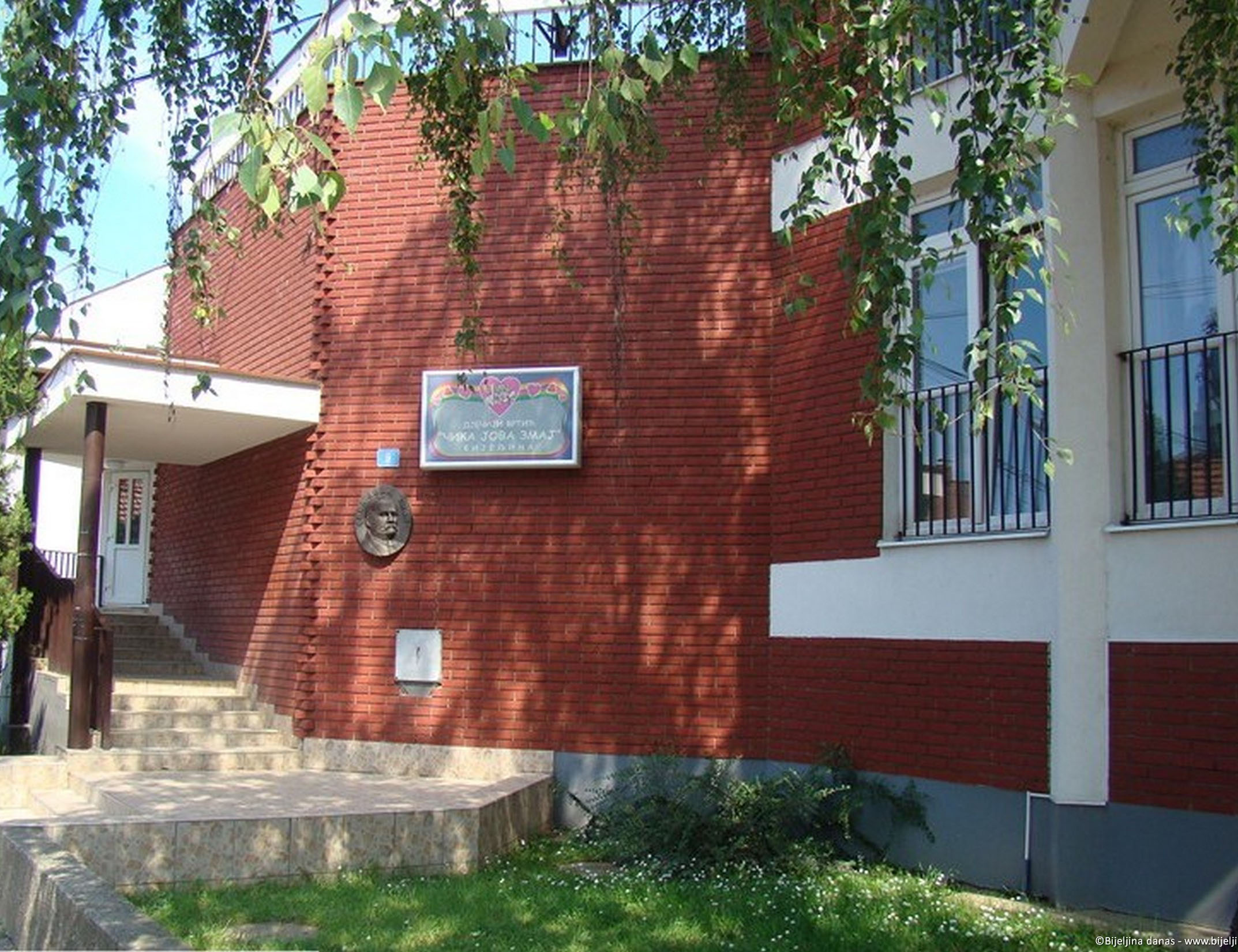 БИЈЕЉИНА, 15. ЈУЛА /СРНА/ - Без мјеста у једином јавном вртићу "Чика Јова Змај" у Бијељини остало је 261 дијете, што је највише неуписаних до сада, рекао је Срни директор ове предшколске установе Славиша Вујановић.