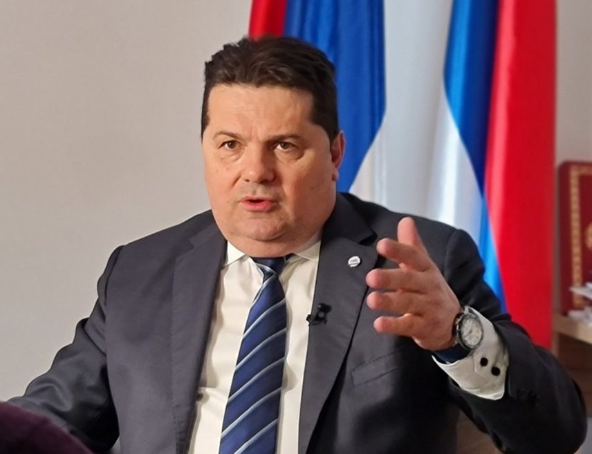 BANJA LUKA, JULY 16 /SRNA/ – United Srpska leader and National Assembly speaker, Nenad Stevandić, statesthe investigations by SIPA and the Prosecutor’s Office of BiH into the financing of the People and Justice party show that its leader, Elmedin Konaković, has lost the political battle and foreign support in maintaining pressure on the Republika Srpska leadership, adding that even Christian Schmidt will likely have to distance himself from him.