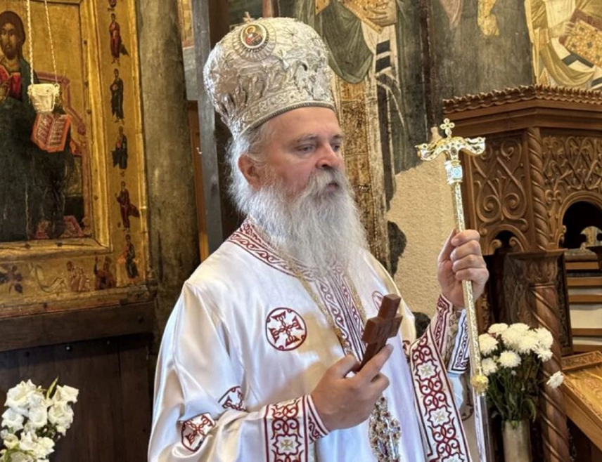 ПРИЗРЕН, 20. ЈУЛА /СРНА/ - Његово високопреосвештенство митрополит рашко-призренски Tеодосије поручио је да су Срби на Косову и Метохији позвани да чувају светиње,  сабирају се у њима и предају их будућим покољењима.