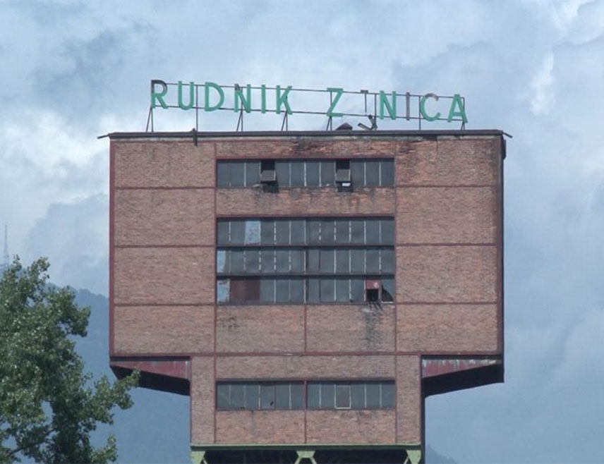 САРАЈЕВО, 21. ЈУЛА /СРНА/ - Рудари Рудника мрког угља "Зеница", који су се окупили данас испред зграде Владе Федерације БиХ /ФБиХ/ у Сарајеву, поручили су да ће протест трајати док њихови захтјеви не буду испуњени, наглашавајући да је у петак, 25. јула, крајњи рок за исплату јунске плате.