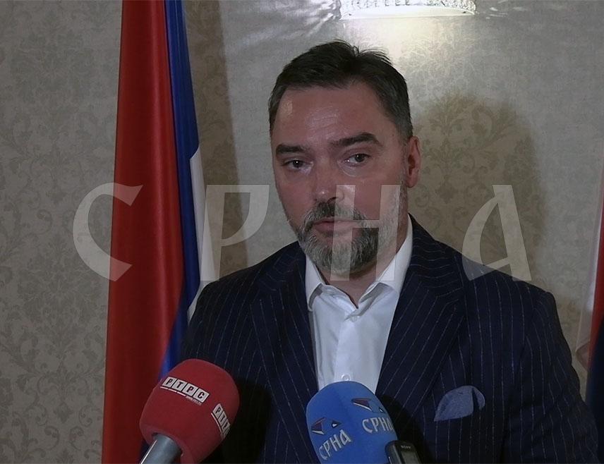 ИСТОЧНО САРАЈЕВО, 21. ЈУЛА /СРНА/ - Замјеник предсјадавајуће Савјета министар Сташа Кошарац рекао је да је фузија бошњачке политичке структуре и Кристијана Шмита направити штету Републици Српској, па тако и посљедњом одлуком да се дуг у предмету "Вијадукт" исплати средствима Српске.