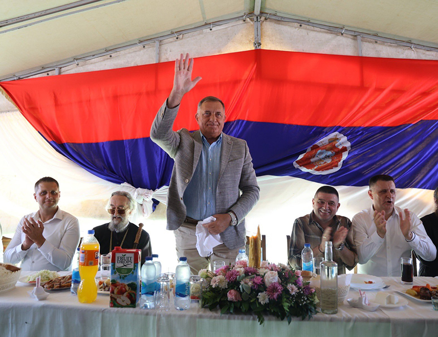 БАЊАЛУКА, 21. ЈУЛА /СРНА/ - Предсједник Републике Српске Милорад Додик присуствовао је данас у Бранешцима код Челинца прослави славе Храма Светог Прокопија, те поручио да тамо гдје има слоге и саборности, има и благослова.