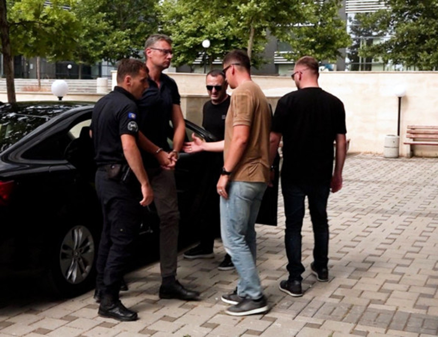БЕОГРАД, 21. ЈУЛА /СРНА/ - Унмик је изразио забринутост због хапшења помоћника директора Канцеларије за Косово и Метохију Игора Поповића и позвао да сви прописани поступци буду спроведени брзо и у складу са стандардима људских права и владавине права.
