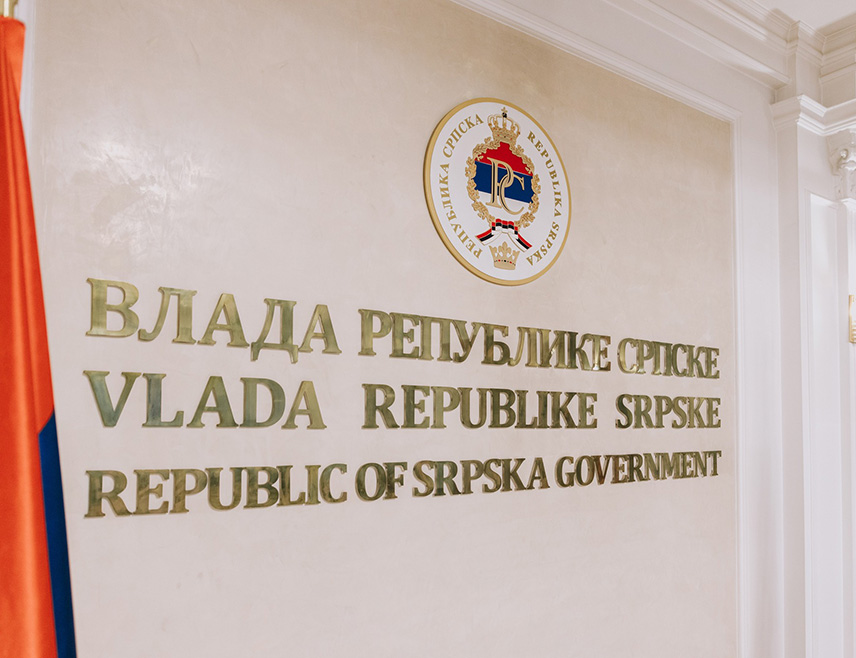 БАЊАЛУКА, 22. ЈУЛА /СРНА/ - У одговору Делегације ЕУ у БиХ на писмо које је упутила Влада Републике Српске са конкретним питањима која се односе на уплате средстава дуга према арбитражној одлуци за "Вијадукт" и набавке опреме за предстојећи изборни процес у БиХ нису дати конкретни и јасни одговори, чиме се потцјењују грађани Српске који имају право на тачне и провјерене информације, речено је Срни у Влади Српске.