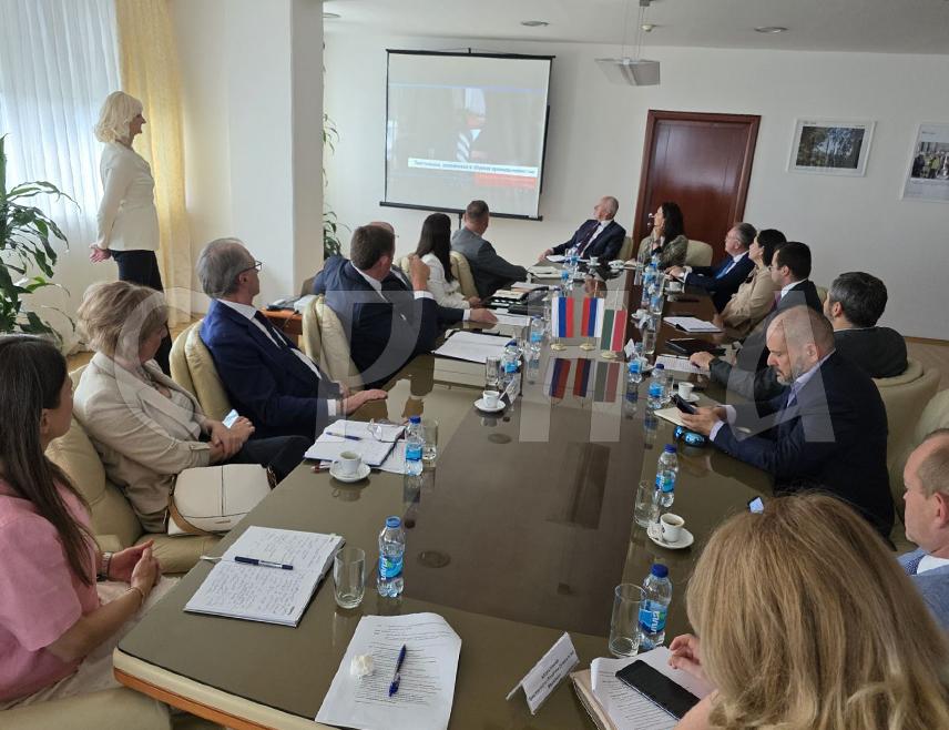 BANJA LUKA, JULY 23 /SRNA/ - Companies from Tatarstan have the potential to establish significant cooperation with firms from Republika Srpska, in line with previously signed agreements on launching the production of new materials in petrochemicals, construction, and other sectors, it was emphasized during a meeting between the Minister of Energy and Mining of Srpska, Petar Đokić, and the delegation from Tatarstan.