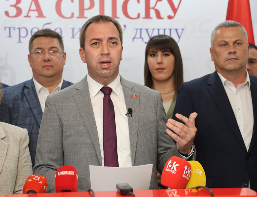 БАЊАЛУКА, 24. ЈУЛА /СРНА/ - Предсједник СПС-а Горан Селак позвао је градоначелника Бањалуке Драшка Станивуковића да поништи тендер за изградњу јавне расвјете, а надлежне институције да се укључе и истраже могућу корупцију у овом послу повјереном фирми из Загреба и вриједном 35 милиона КМ.