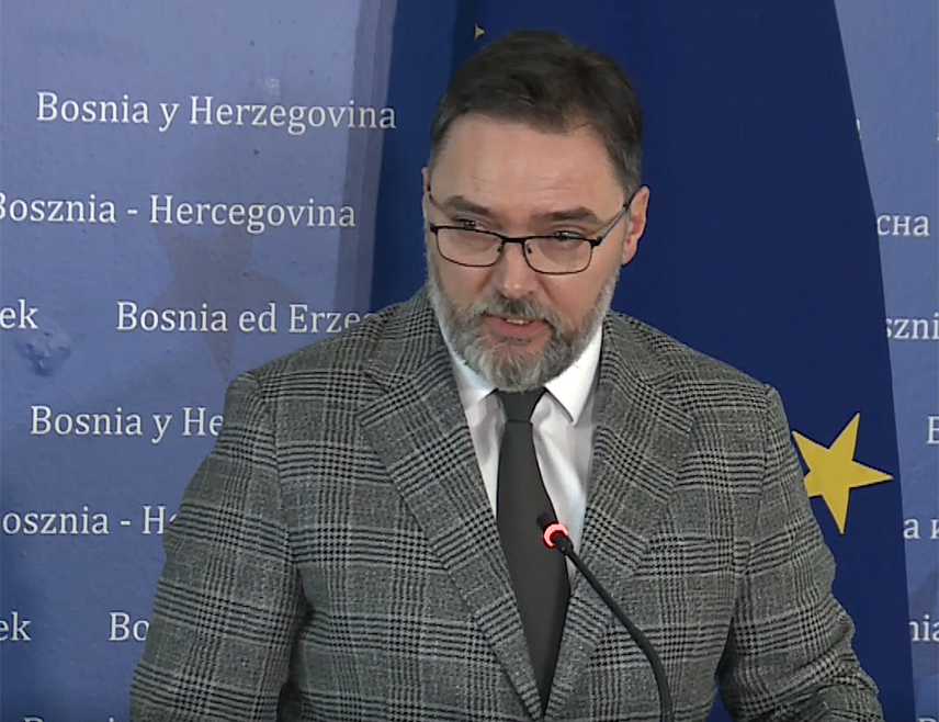 САРАЈЕВО, 24. ЈУЛА /СРНА/ - Замјеник предсједавајућег Савјета министара Сташа Кошарац рекао је да је одлуком Савјета министара да одобри 140.000 КМ правној канцеларији за мирно рјешавање спора у случају "Вијадукт" одбачена било каква верификација новонастале ситуације проузроковане противдејтонском и неуставном одлуком Кристијана Шмита.
