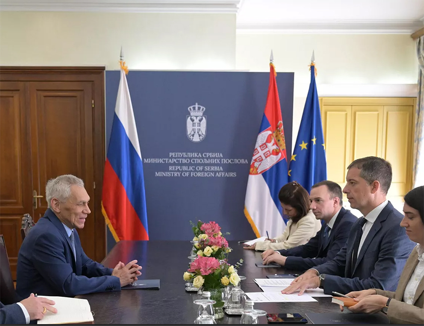 БЕОГРАД, 24. ЈУЛА /СРНА/ - Министар спољних послова Србије Марко Ђурић обавијестио је данас у одвојеним сусретима амбасадоре Русије и Кине у Београду Александра Боцан-Харченка и Ли Минга о ситуацији на Косову и Метохији након неоснованог хапшења помоћника директора Канцеларије Владе Србије за Косово и Метохију Игора Поповића.