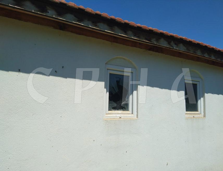 KAKANJ, JULY 25 /SRNA/ – The chapel at the Serbian Orthodox cemetery Karaula near Kakanj has once again been targeted by vandals, who broke two windows on the building and entered inside, priest Dragiša Cvjetković told SRNA.