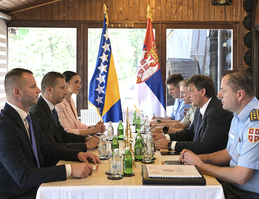 GORNJI MILANOVAC, JULY 25 /SRNA/ - The Defense Minister of Serbia Bratislav Gašić met today in Gornji Milanovac with Deputy Minister of Defense in the Council of Ministers Aleksandar Goganović, to discuss the further development of cooperation in the field of defense.