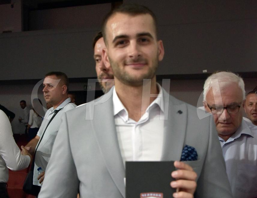 ЧЕЛИНАЦ, 25. ЈУЛА /СРНА/ - Највише признање општине Челинац - Плакета, додијељена је Златку Павловићу за изузетан академски успјех као студенту генерације бањалучког Медицинског факултета у академској 2024/2025. години, чији труд, знање и постигнућа представљају понос ове локалне заједнице.