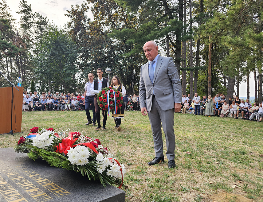 УГЉЕВИК, 26. ЈУЛА /СРНА/ - У Доњој Трнови код Угљевика обиљежен је Дан устанка против фашизма и одата пошта за 3.278 погинулих бораца и жртава фашистичког терора са подучја Семберије, Мајевице и Срема чија су имена уписан на спомен-обиљежје.