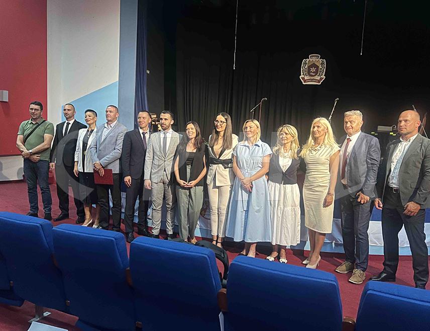 ДРВАР, 27. ЈУЛА /СРНА/ – Република Српска и Србија наставиће да пружају подршку Дрвару који чува антифашистичку традицију и жели да постане снажан привредни, културни и туристички центар, поручено је на свечаној академији поводом Дана општине.