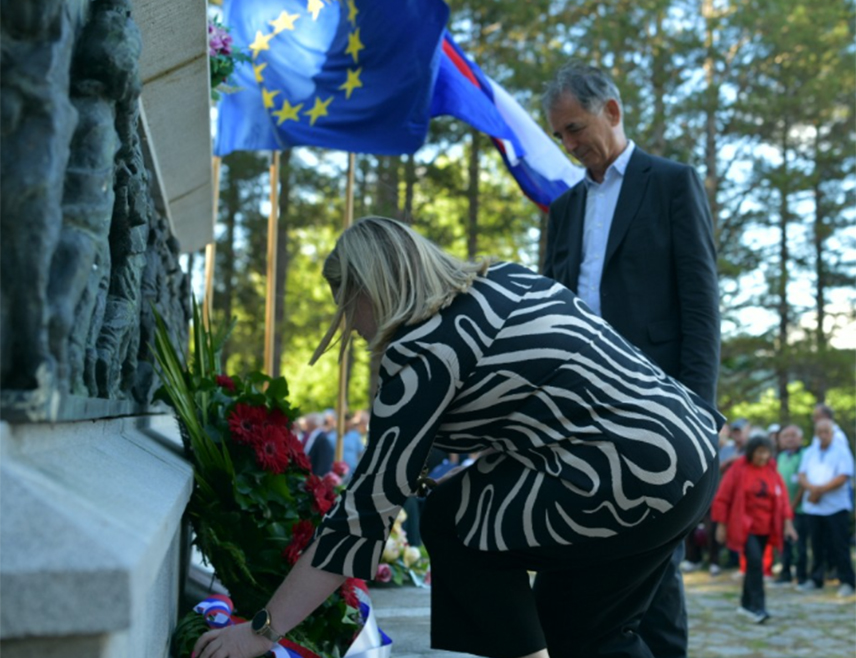 ГРАЧАЦ, 27. ЈУЛА /СРНА/ - Устанак против фашизма подигнут прије 84 године у мјесту Срб у Лици био је подстакнут страшним злочинима усташа над Србима овог краја, док се данас у Хрватској ова прошлост покушава прикрити с циљем релативизације усташтва, поручено је на народом збору у Србу који су организовали Српско народно вијеће и Савез антифашистичких бораца и антифашиста Хрватске.