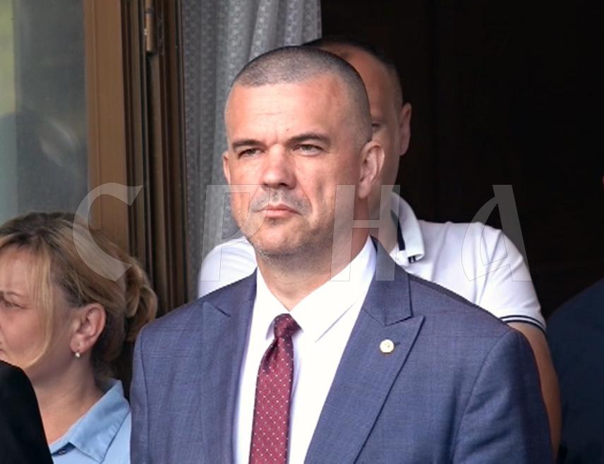 КОЗАРСКА ДУБИЦА, 27. ЈУЛА /СРНА/ - Полагањем вијенаца и цвијећа на Партизанско гробље у насељу Кнежица у Козарској Дубици обиљежене су 84 године од устанка народа у БиХ у борби против фашизма.
