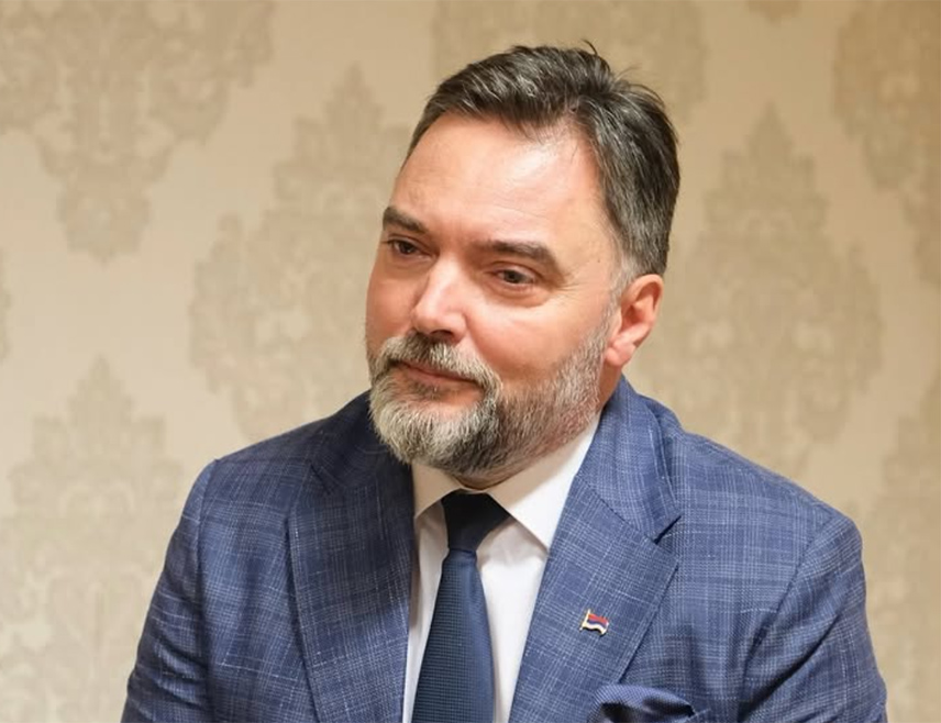 САРАЈЕВО, 28. ЈУЛА /СРНА/ - Све надлежне институције морају пружити максималну подршку домаћим превозницима, који су суочени са низом проблема, од којих је горући дискриминишући однос у вези са дозвољеним боравком у ЕУ, изјавио је министар спољне трговине и економских односа у Савјету министара Сташа Кошарац.