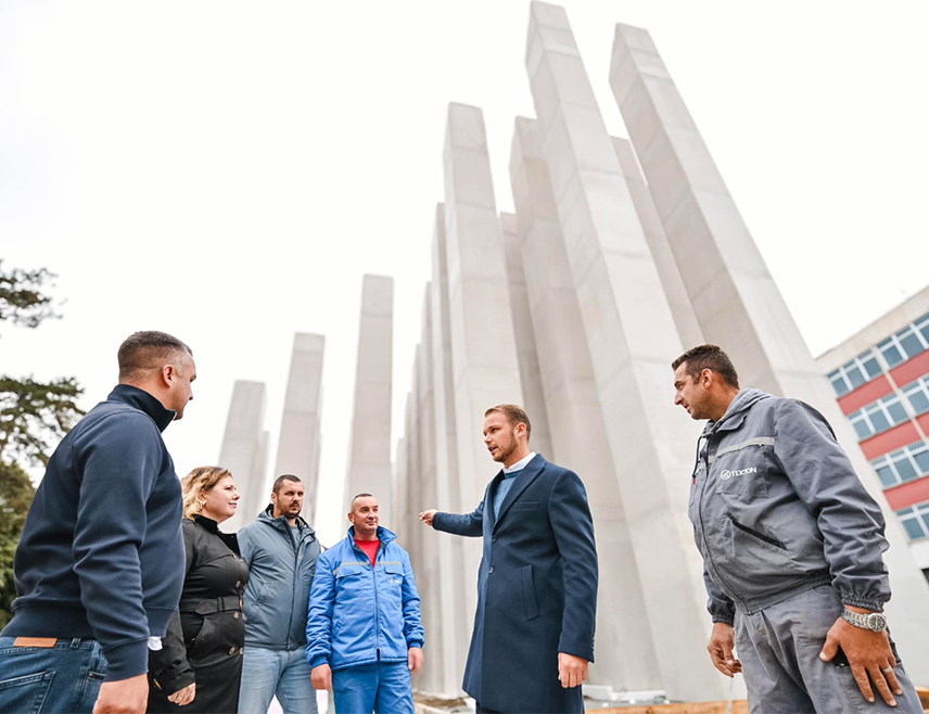 БАЊАЛУКА, 28. ЈУЛА /СРНА/ - Предсједник Одбора за праћење реализације пројекта изградње централног спомен-обиљежја у Бањалуци Жана Грмуша рекла је да градоначелник Драшко Станивуковић изјавом да не признаје овај одбор, који је радно тијело Скупштине града, појачава сумњу да не поштује законске процедуре.