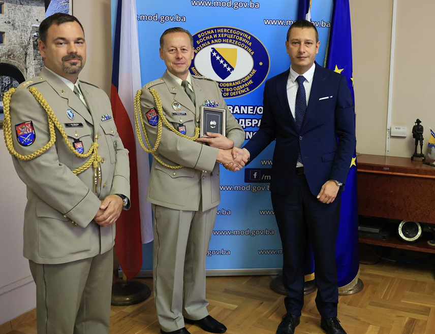 САРАЈЕВО, 29. ЈУЛА /СРНА/ - Замјеник министра одбране у Савјету министара за управљање ресурсима Александар Гогановић данас је на састанку са чешким војним аташеима захвалио Чешкој за допринос мисији Еуфора "Алтеа", за коју је истакао да значајно доприноси очувању мира и стабилности за све грађане БиХ.