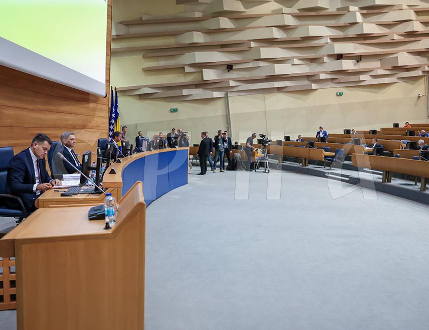 САРАЈЕВО, 29. ЈУЛА /СРНА/ - Посланици Представбничког дома Парламентарне скупштине БиХ нису подржали данас приједлог да се о Приједлогу закона о измјени и допунама Закона о Агенцији за истраге и заштиту /Сипа/ расправља по хитном поступку.