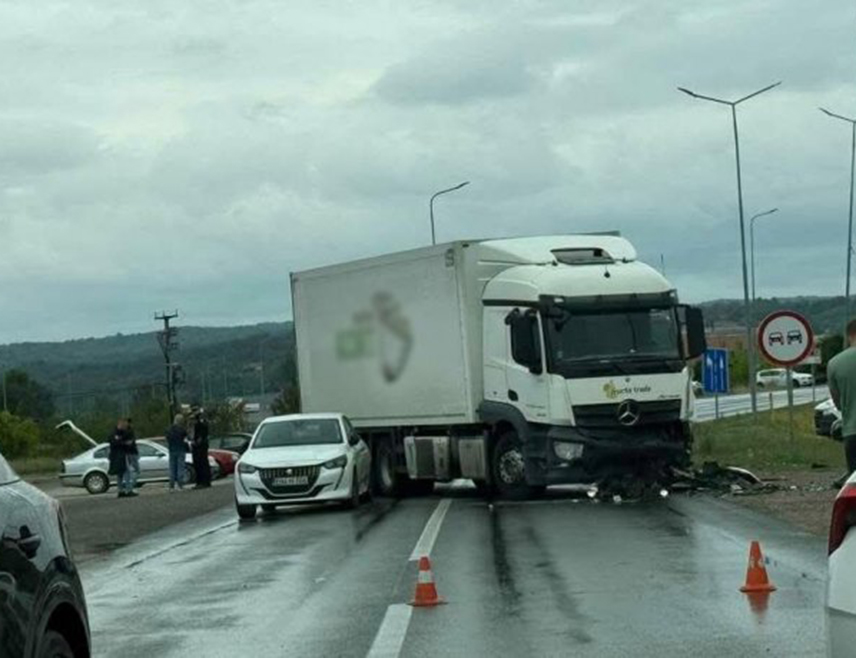 ДОБОЈ, 29. JУЛА /СРНА/ - Полицијац из Бијељине чији су иницијали Н.М, који је након саобраћајне несреће у Модричи збринут у добојској болници, у стабилном је стању иако је задобио прелом лијеве надлактице и десног скочног зглоба, речено је Срни из Болнице "Свети апостол Лука".