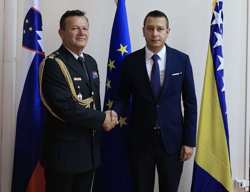 САРАЈЕВО, 29. ЈУЛА /СРНА/ - Замјеник министра одбране у Савјету министара  Александар Гогановић и војни  аташе  Словеније у БиХ  бригадир  Тадеј  Бургар  размијенили  су данас мишљења и о актуелној геополитичкој ситуацији и безбједносним изазовима у свијету, те истакли важност јачања регионалне сарадње за стабилност овог дијела Европе.