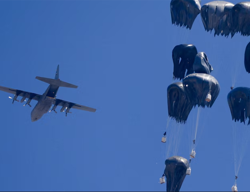 ТЕЛ АВИВ, 29. ЈУЛА /СРНА/ - Укупно 52 пакета хране спуштена су у посљедњих неколико часова из авиона у Појас Газе, у оквиру хуманитарне акције, саопштиле су Одбрамбене снаге Израела /ИДФ/.