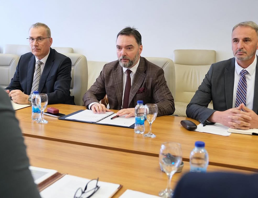 САРАЈЕВО, 30. ЈУЛА /СРНА/ - Министар спољне трговине и економских односа у Савјету министара Сташа Кошарац данас је издао налог Канцеларији за ветеринарство БиХ да одмах активира Заједнички центар за контролу заразних болести с циљем спречавања уноса и ширења болести плавог језика у БиХ.