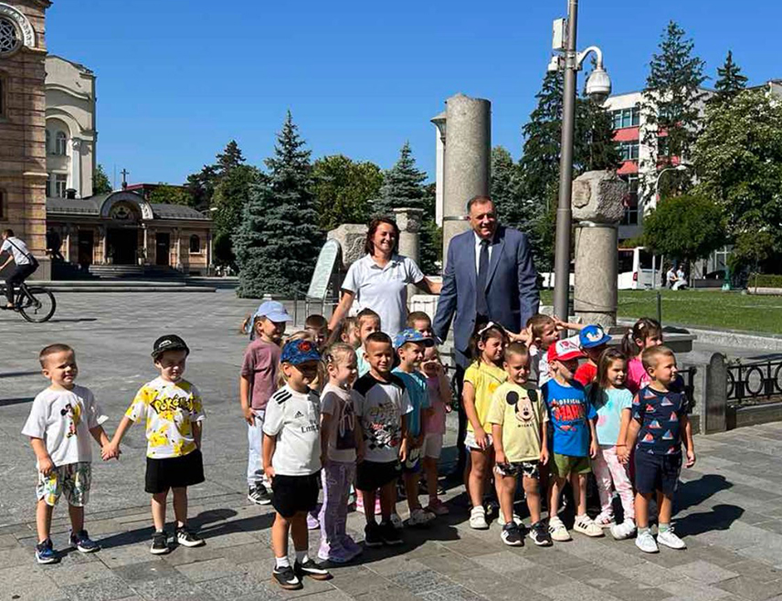 БАЊАЛУКА, 31. ЈУЛА /СРНА/ - Предсједник Републике Српске Милорад Додик радни дан је започео сусретом са најмлађим грађанима Српске и истакао да због њих вриједи радити још више и градити друштво по њиховој мјери.