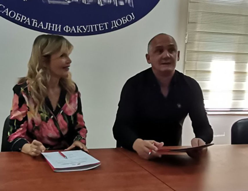 ДОБОЈ, 31. ЈУЛА /СРНА/ - У Добоју је данас потписан меморандум о пословно-техничкој сарадњи између Саобраћајног факултета Универзитета Источног Сарајево и компаније "М:тел" из Бањалуке, који обухвата опремање рачунарског центра, стипендирање студената уз могућност учешћа у пројектима и студентској пракси, те запослења у овој компанији.