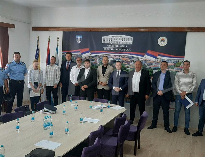 ФОЧА, 31. ЈУЛА /СРНА/ - Начелници општина од града Источно Сарајево до Вишеграда траже да се средства од акциза преусмјере за реконструкцију пута Фоча-Сарајево који је тренутно најнебезбједнији пут у БиХ, рекао је данас начелник Фоче Милан Вукадиновић.