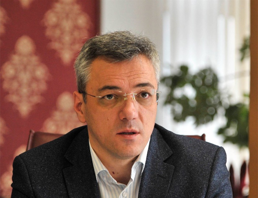 БАЊАЛУКА, 1. АВГУСТА /СРНА/ - Правник Огњен Тадић изјавио је да предсједника Републике Српске Милорада Додика прогоне зато што брани Дејтонски мировни споразум, Устав БиХ и Устав Републике Српске.