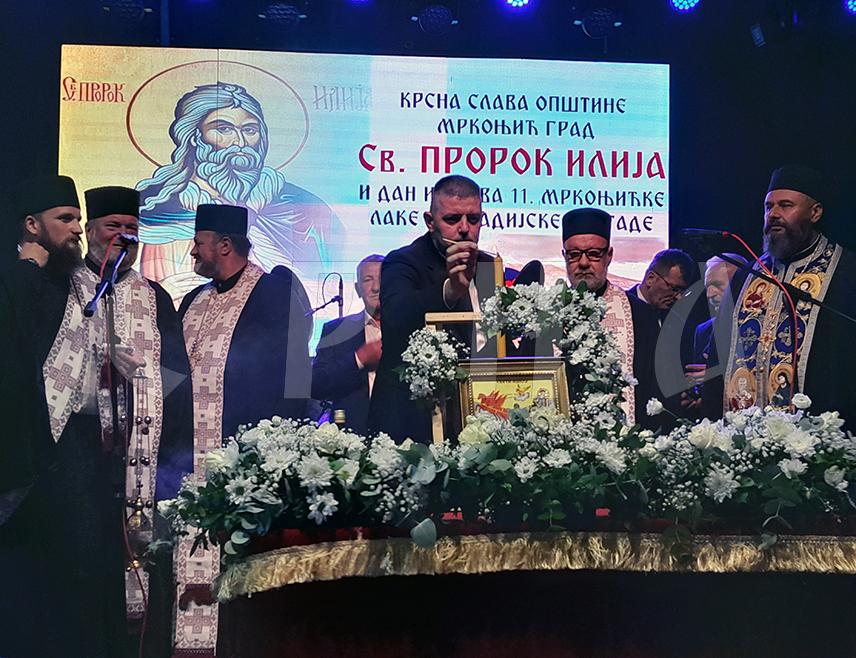 МРКОЊИЋ ГРАД, 1. АВГУСТА /СРНА/ - Општина Мркоњић Град прославила је крсну славу Светог пророка Илију, а начелник Драган Вођевић искористио је ову прилику да укаже да су се у протеклих годину дана трудили да удовоље захтјевима грађана који су били оправдани и за јесен најавио изградњу градског базена.