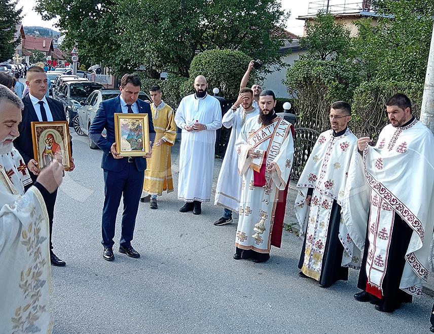СОКОЛАЦ, 1. АВГУСTА /СРНА/ - Повеља општине Соколац, као највеће општинско признање, вечерас је постхумно додијељено доктору Драгољубу Лазаревић, који је са чином пуковника обављао дужност начелника хируршког одјељења у Болници Главног штаба Војске Републике Српске.