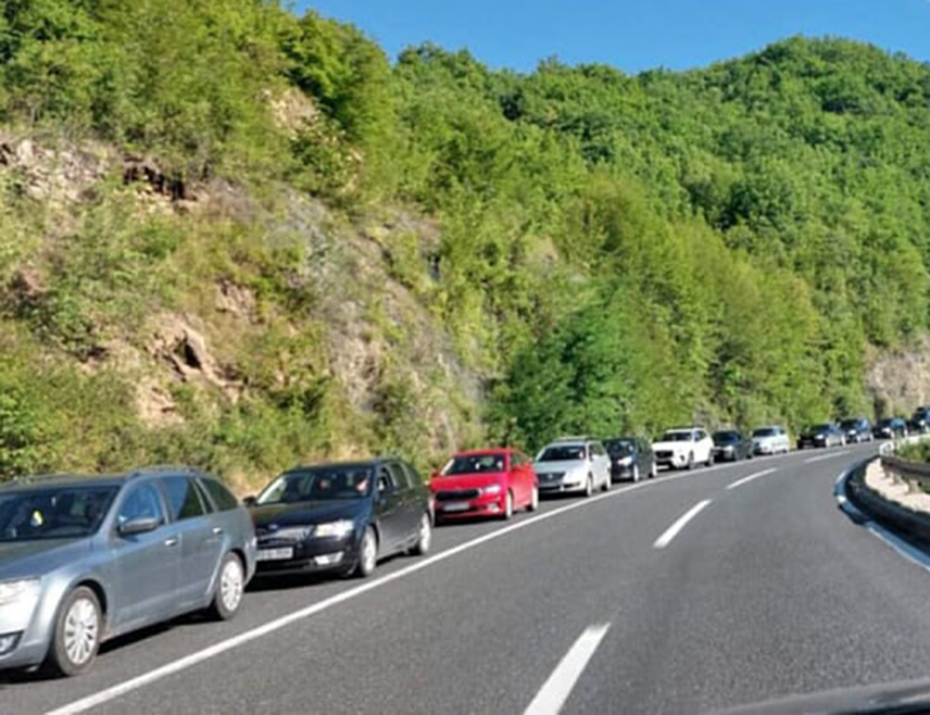 БАЊАЛУКА, 2. АВГУСТА /СРНА/ - У Републици Српској и Федерацији БиХ саобраћај се на већини путева одвија редовно, док је појачан промет возила на више граничних прелаза.