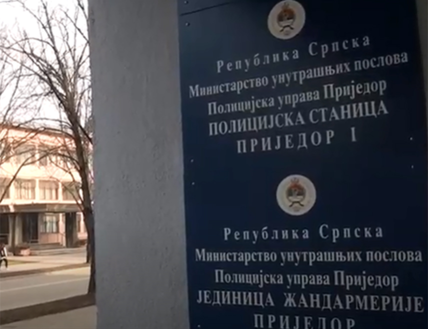 ПРИЈЕДОР, 2. АВГУСТА /СРНА/ - Жена из Новог Града чији су иницијали А.А. тешко је повријеђена када је са коловоза слетио аутомобил "бе-ем-ве" у којем је била као сувозач у мјесту Доње Водичево, на магистралном путу Нови Град-Костајница.