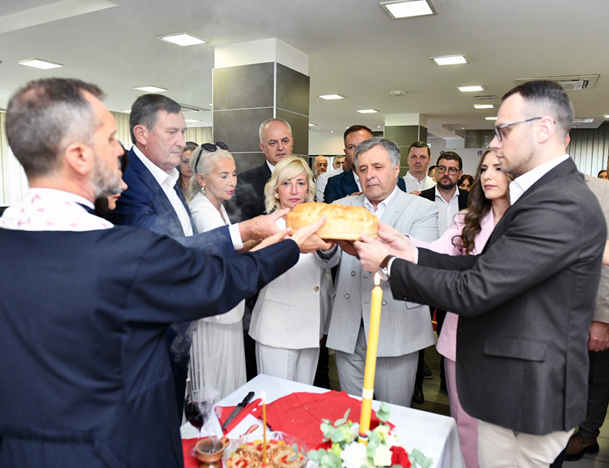 БИЈЕЉИНА, 2. АВГУСТА /СРНА/ - Директор "Електро-Бијељине" Бојан Савић изјавио је на обиљежавању славе предузећа - Илиндана да много показатеља говори о успјешном пословању и истакао да управа има амбициозне планове које мора испунити на добробит свих.