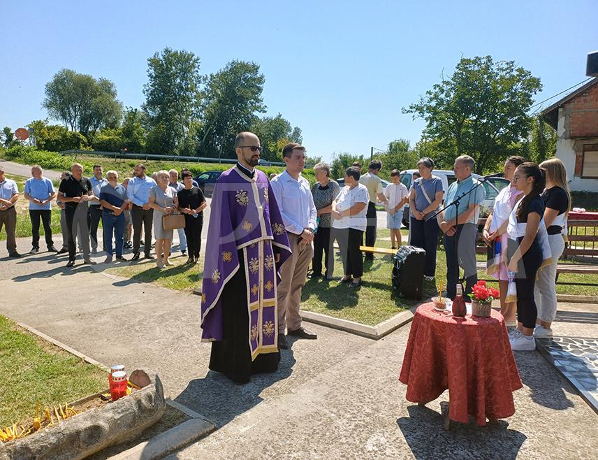 БРОД, 2. АВГУСТА /СРНА/ - У насељу Бродско поље два код Брода данас је служен помен за 32 погинула борца Војске Републике Српске из овог мјеста, те за погинуле борце из других крајева чије су се породице настаниле у овој мјесној заједници.