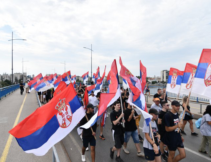 НОВИ САД, 3. АВГУСTА /СРНА/ - Велики број грађана кренуо је данас пјешке из Новог Сада ка Сремским Карловцима, гдје ће присуствовати обиљежавању Дана сјећања на све страдале и прогнане Србе у злочиначкој хрватској акцији "Олуја".