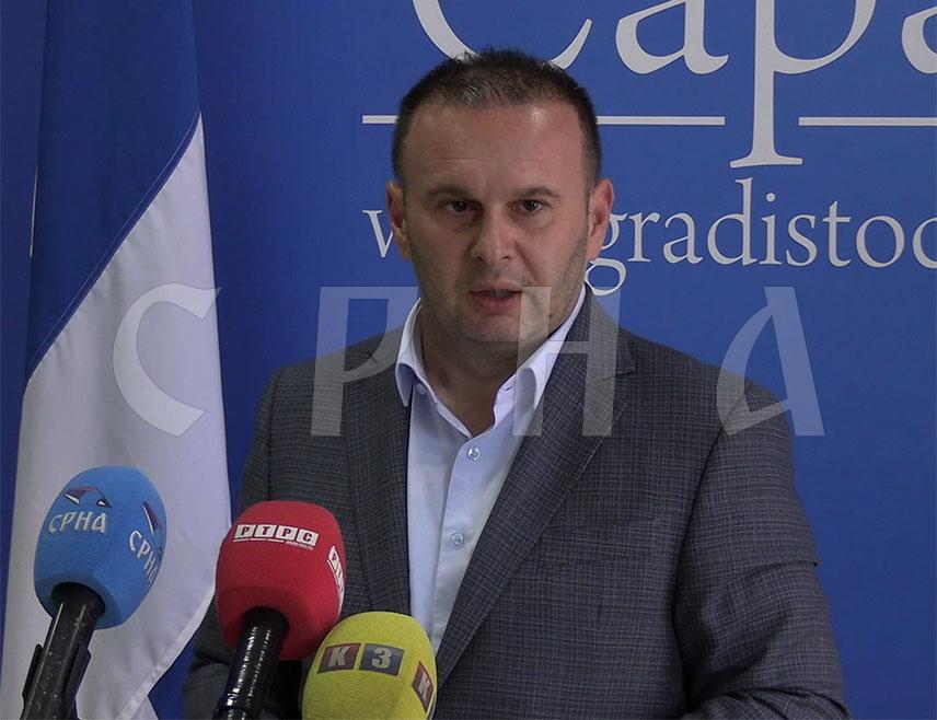 ИСТОЧНО САРАЈЕВО, 3. АВГУСТА /СРНА/ - Градоначелник Источног Сарајева Љубиша Ћосић најавио је данас да ће Скупштина града ускоро одржати тематску сједницу на којој ће бити донесени закључци поводом срамне и политички мотивисане пресуде предсједнику Републике Српске Милораду Додику.