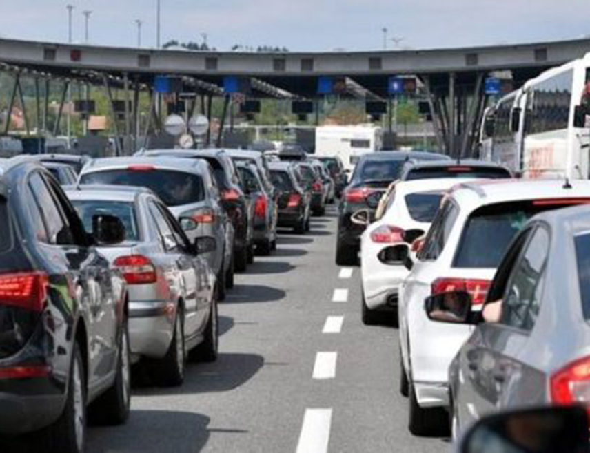 БАЊАЛУКА, 3. АВГУСТА /СРНА/ - Појачана је фреквенција возила на излазу из БиХ на граничним прелазима Градишка, Изачић, Велика Кладуша, Нови Град, Костајница, Козарска Дубица, Градина, Брод, Орашје, Свилај, Делеуша, Иваница, Присика, Габела и Хум.