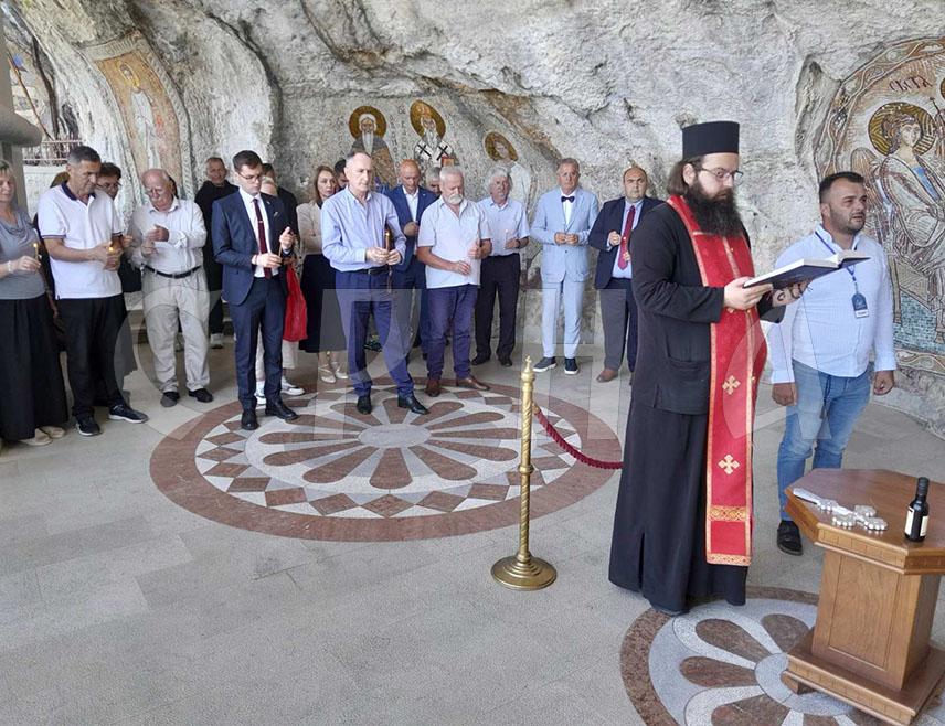 ПОДГОРИЦА, 6. АВГУСТА /СРНА/ - Српски национални савjет Црне Горе са сестринским организацијама обиљежио је Дан сjећања на српске жртве у хрватској злочиначкој акцији "Олуја", а у манастиру Острог служен је помен страдалима.