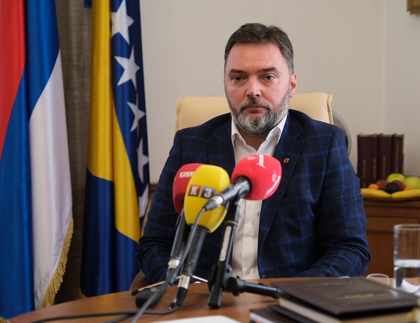 ИСТОЧНО САРАЈЕВО, 6. АВГУСТА /СРНА/ - Замјеник предсједавајуће Савјета министара Сташа Кошарац изјавио је да је данашња инструисана одлука политички мотивисане Централне изборне комисије /ЦИК/ БиХ наставак политичког и правног насиља над институцијом предсједника Републике Српске, уставним капацитетом Српске и дејтонским поретком у БиХ, те поручио да је Милорад Додик избор грађана Српске и да ће тако и остати.
