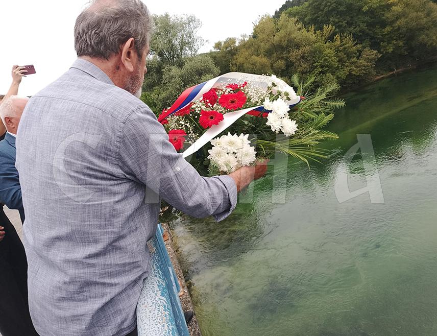 НОВИ ГРАД, 6. АВГУСТА /СРНА/ - Са моста на ријеци Уни, између Двора и Новог Града, данас је спуштен вијенац у знак сјећања на српске жртве у хрватској злочиначкој акцији "Олуја".
