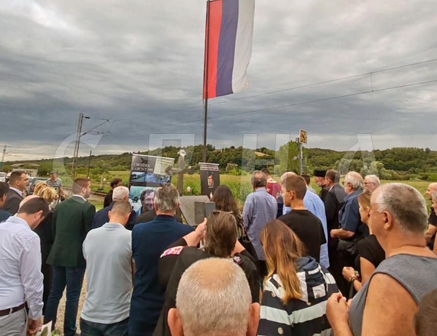 НОВИ ГРАД, 6. АВГУСТА /СРНА/ - У Сводни код Новог Града код спомен-крста за шест цивила убијених 8. августа 1995. године, када је хрватска авијација гађала колуну Срба избјеглих из Републике Српске Крајине, служен је помен, положени вијенци и прислужене свијеће.